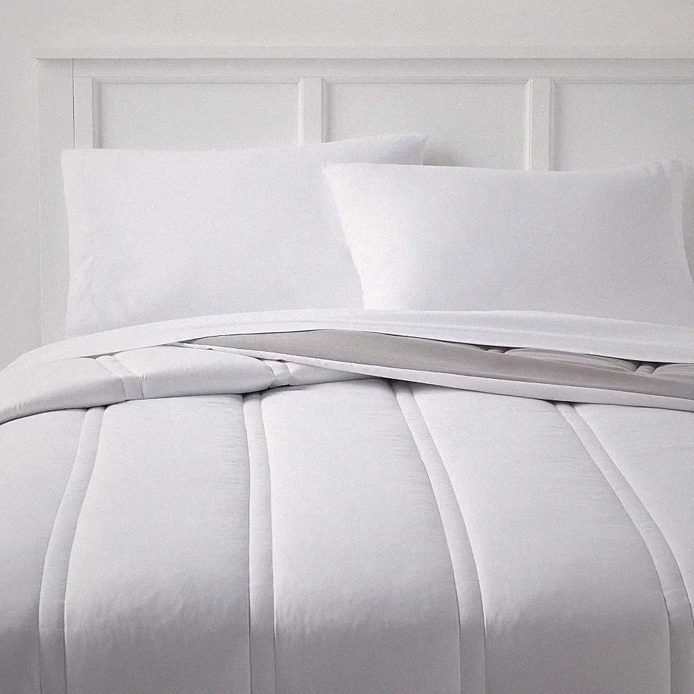 Full/Queen Lofty Microfiber Comforter White - Room Essentials